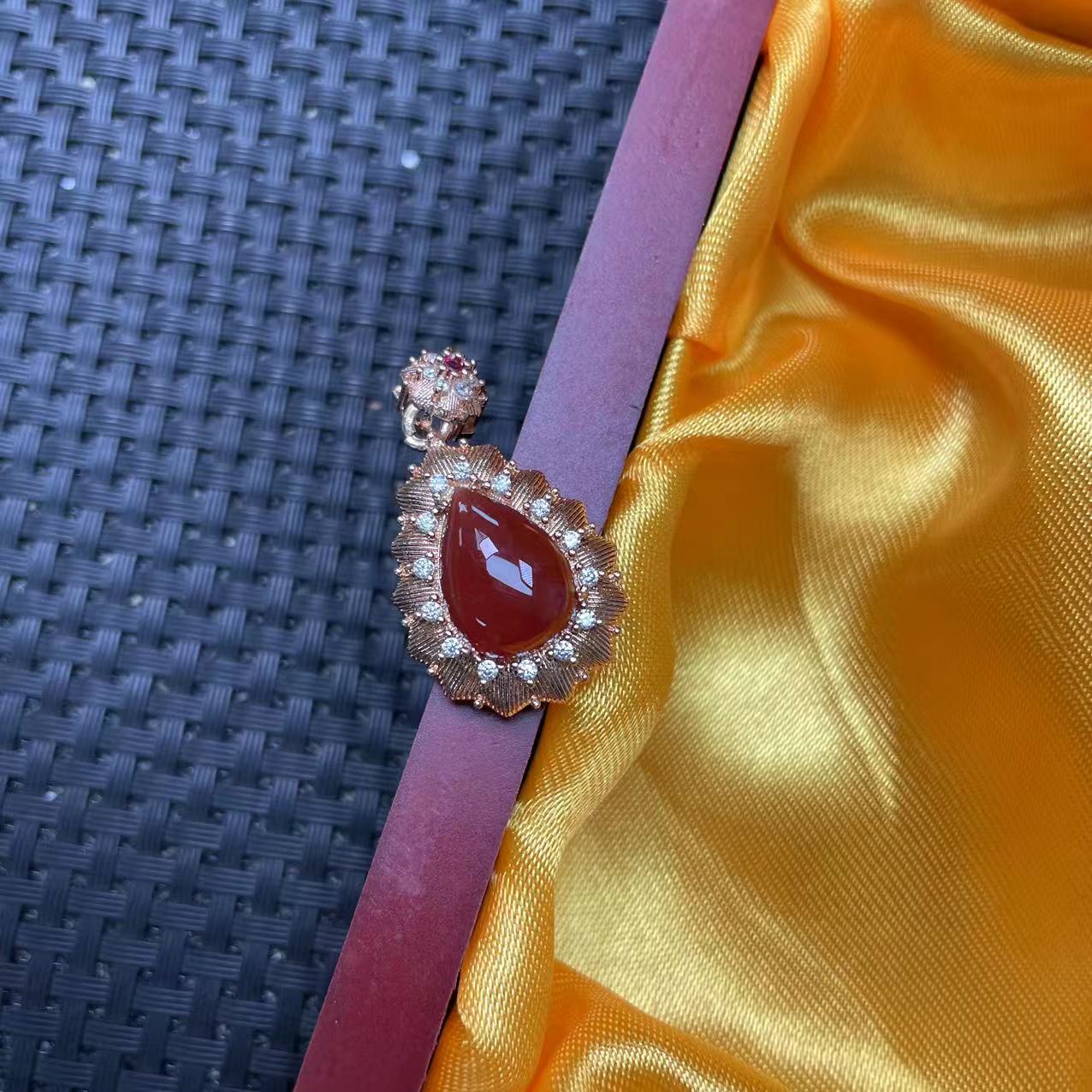 透红时尚吊坠-1WQ412