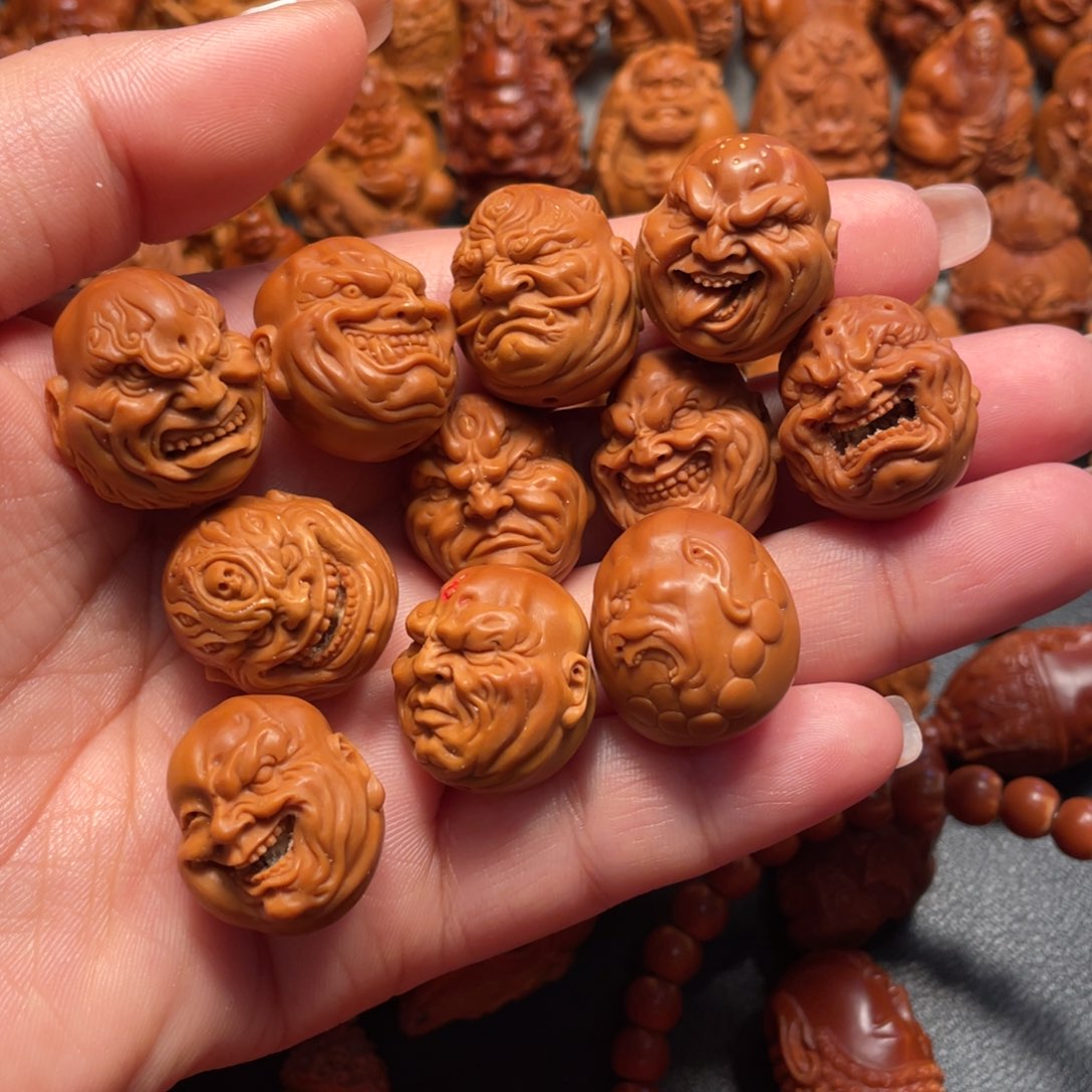 【闪购商品】橄榄核核雕恶僧。