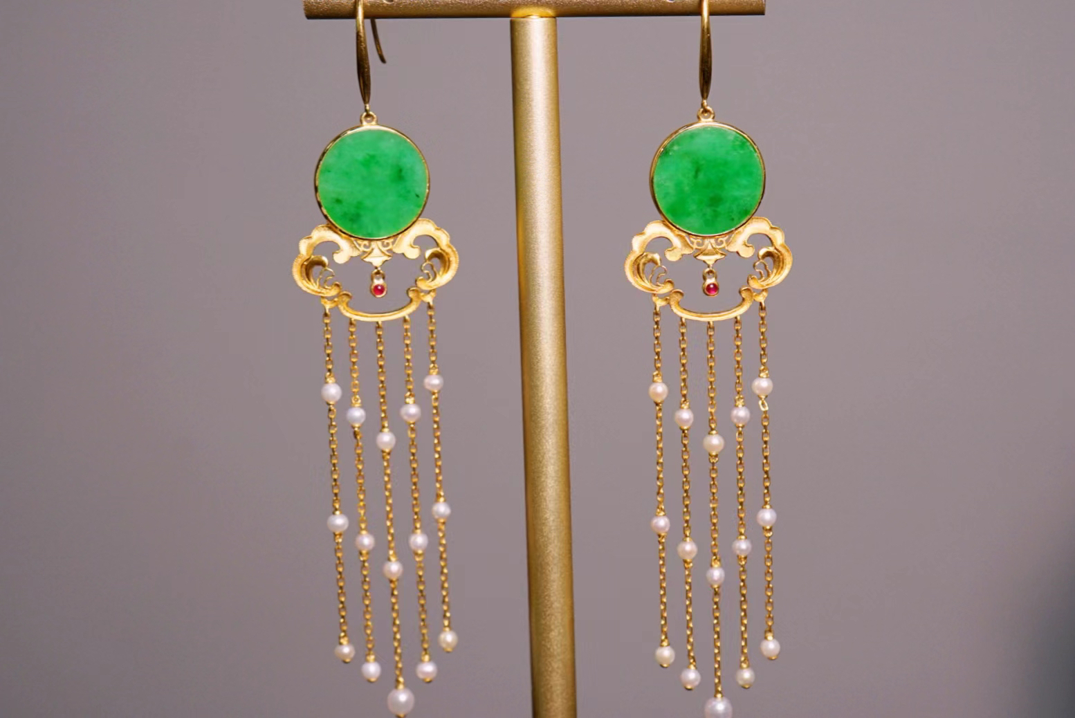 【翩若惊鸿】18k金原创设计款翡翠辣绿圆牌流苏耳坠