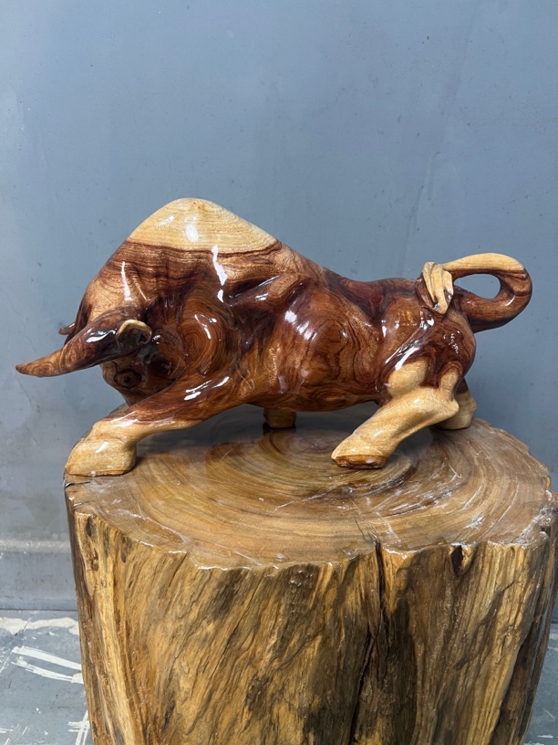 香樟木手工雕刻（斗牛，牛气冲天）动物