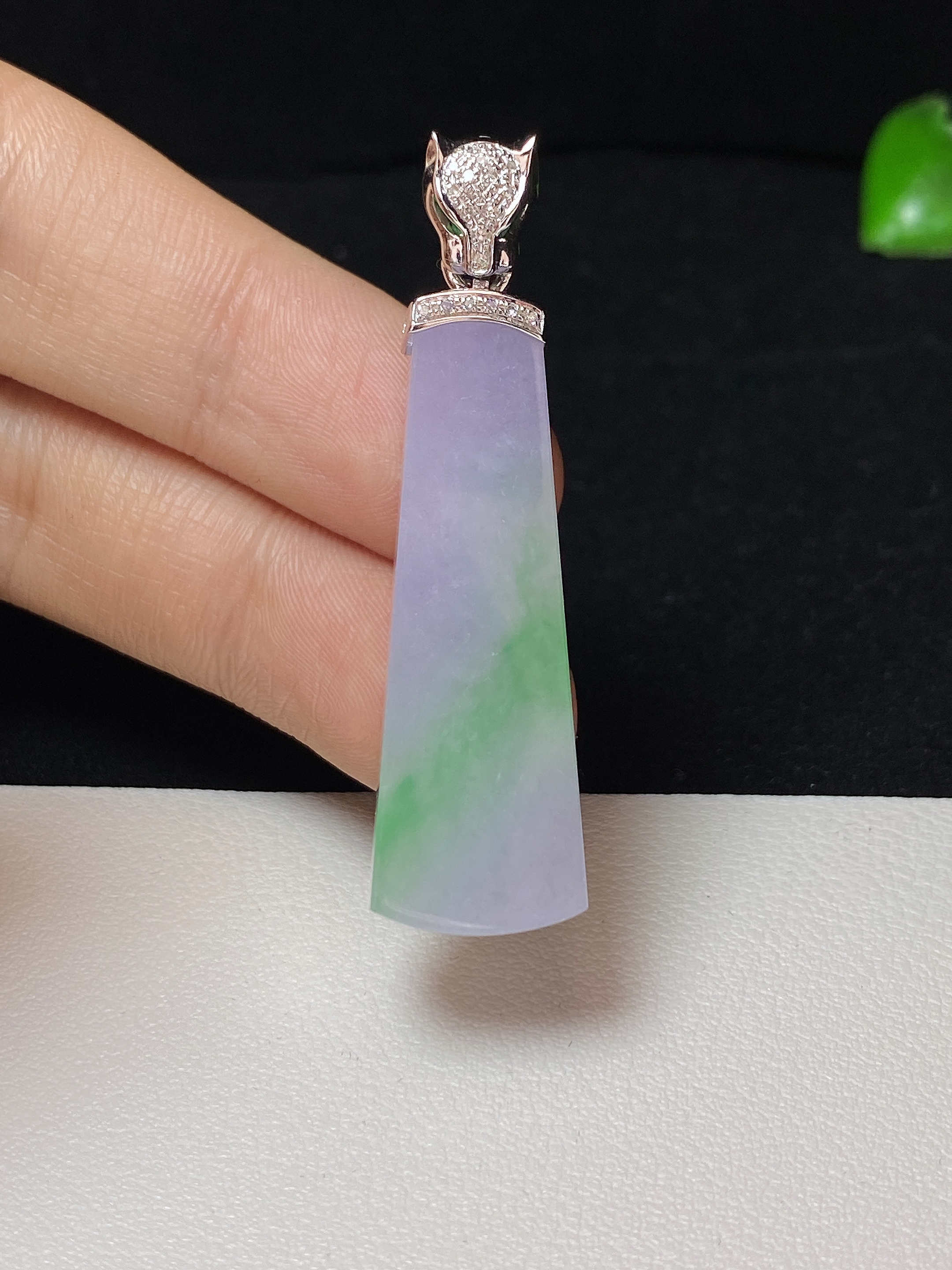 春彩无事牌吊坠 18k白金镶嵌天然翡翠精美时尚气质日常通勤百搭