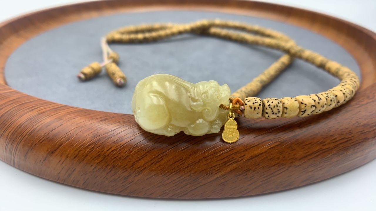 新疆和田玉、糖料貔貅吊坠