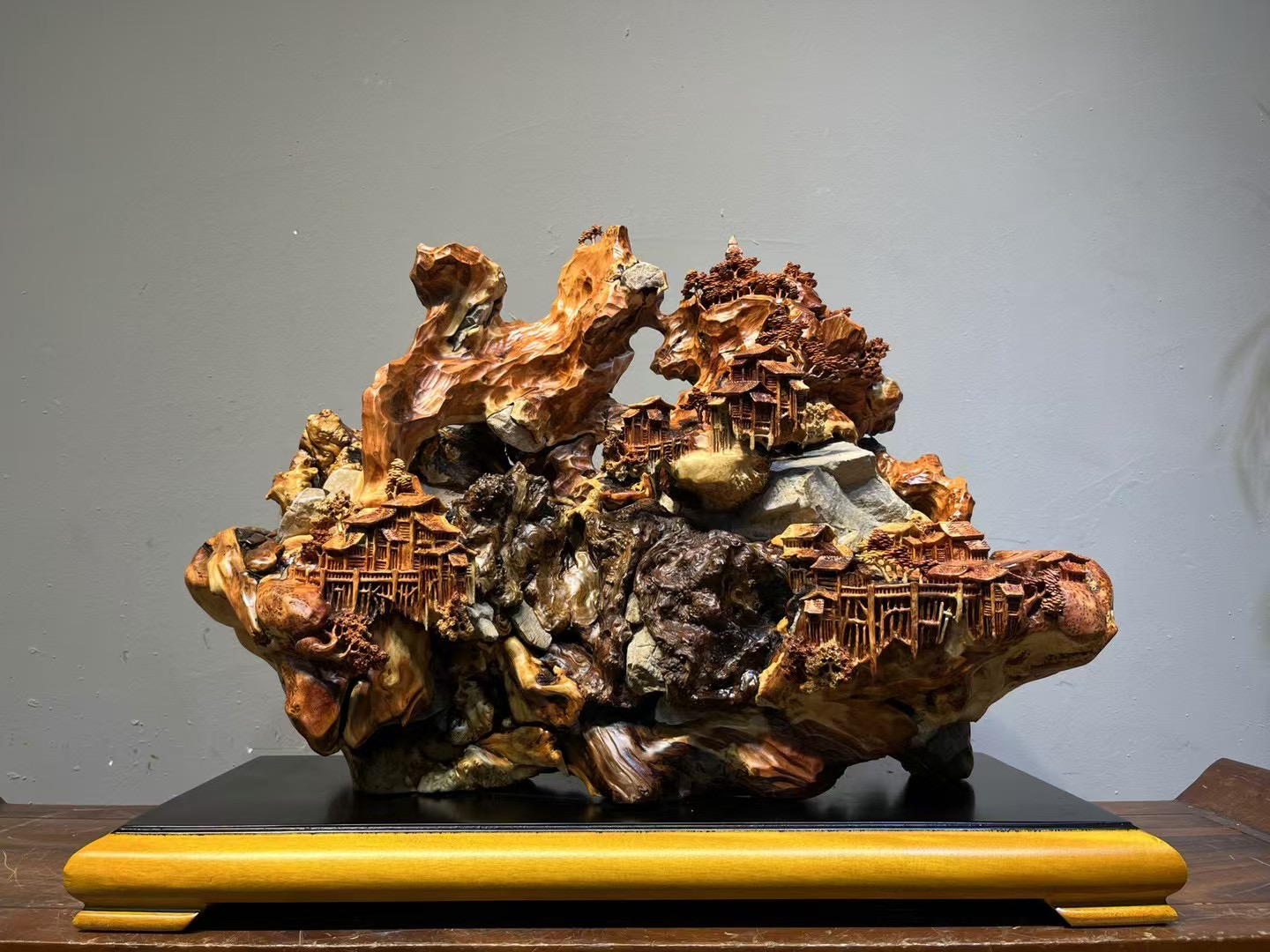 血柏榴根抱石精雕新品，富甲一方，规格长68宽30高55