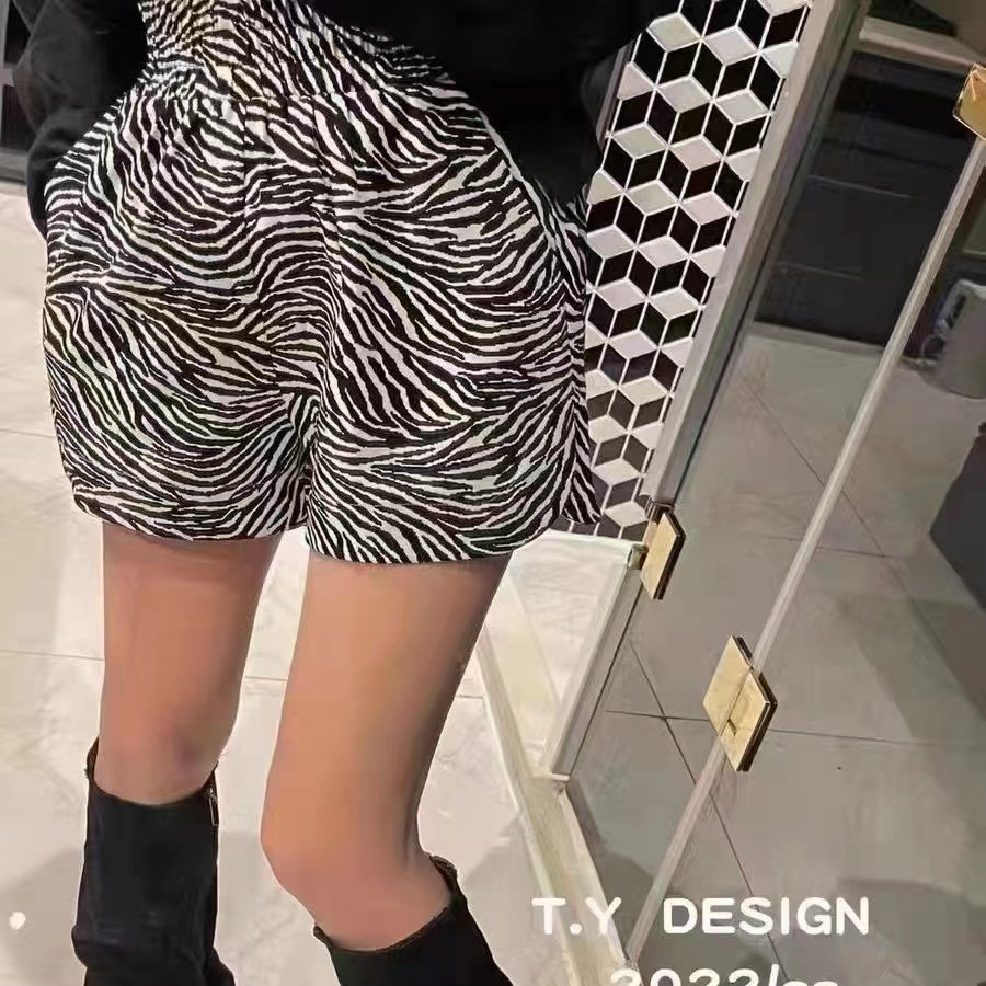 新款豹纹斑马纹橡筋腰休闲时尚短裤女阔腿显瘦五分裤短裤搭配