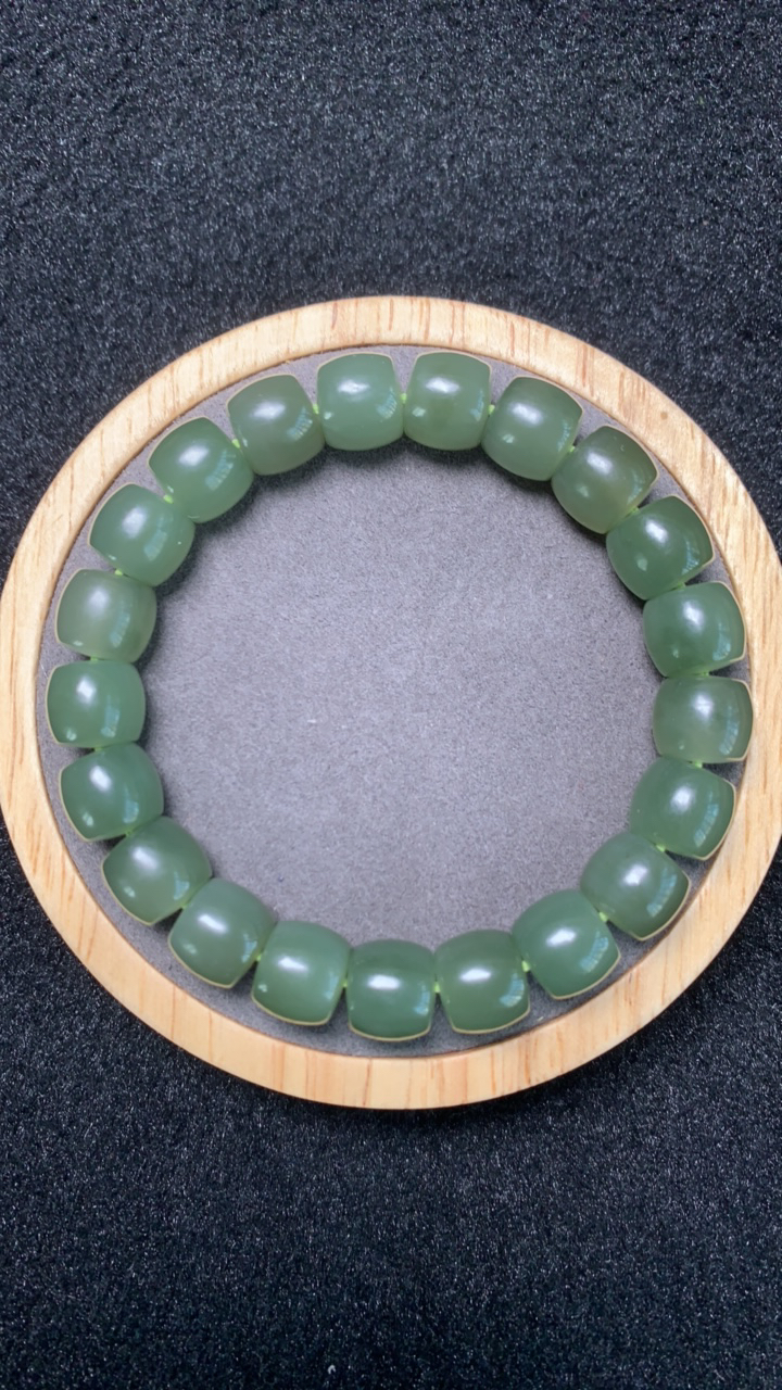 和田玉湖水绿卡10直切一细手串