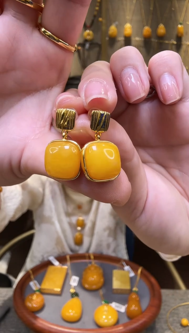 【闪购商品】蜜蜡耳饰银S925镀金镶嵌D236蜜蜡耳坠