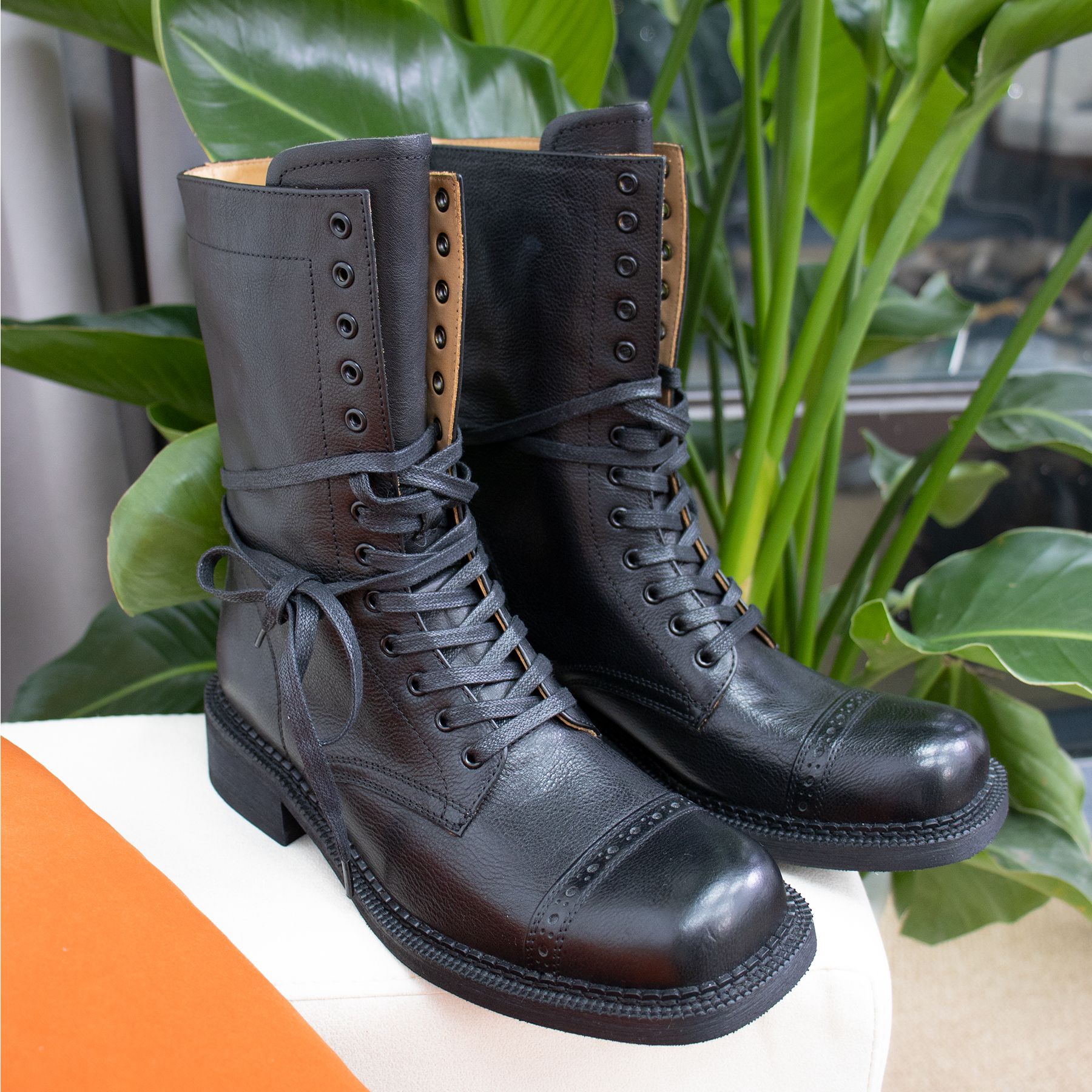 JTJ欧洲站女2024秋冬新款复古英伦风交叉绑带骑士马丁靴