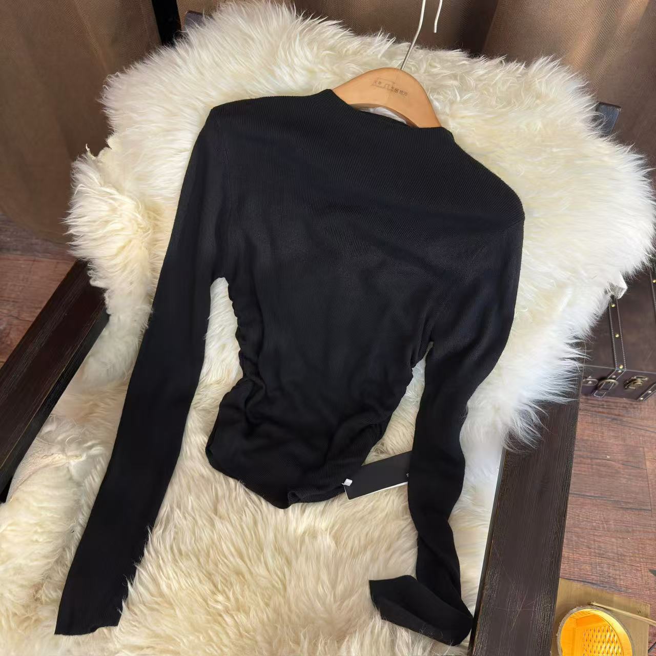 【首次PO价】西町村屋百搭黑色抽皱设计打底衫HD8105193