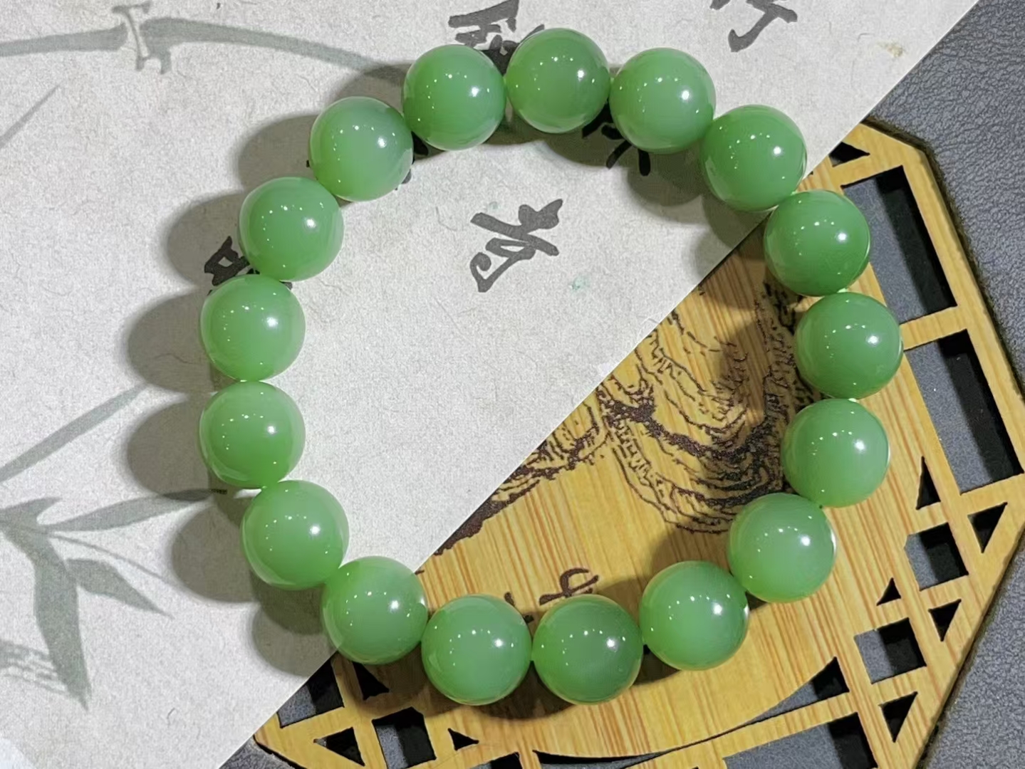 和田玉碧玉夹层料粉绿无结构手串 很细很匀，无结构的料子尺寸12