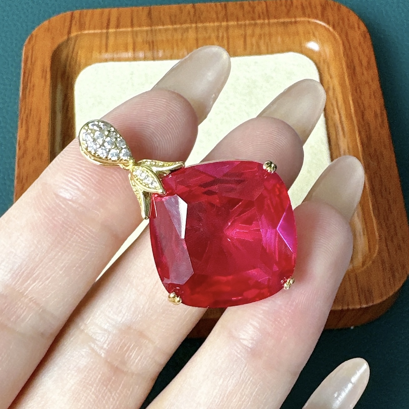 臻选吊坠 泰国春武里经典时尚设计款气质百搭红色吊坠XZ1004