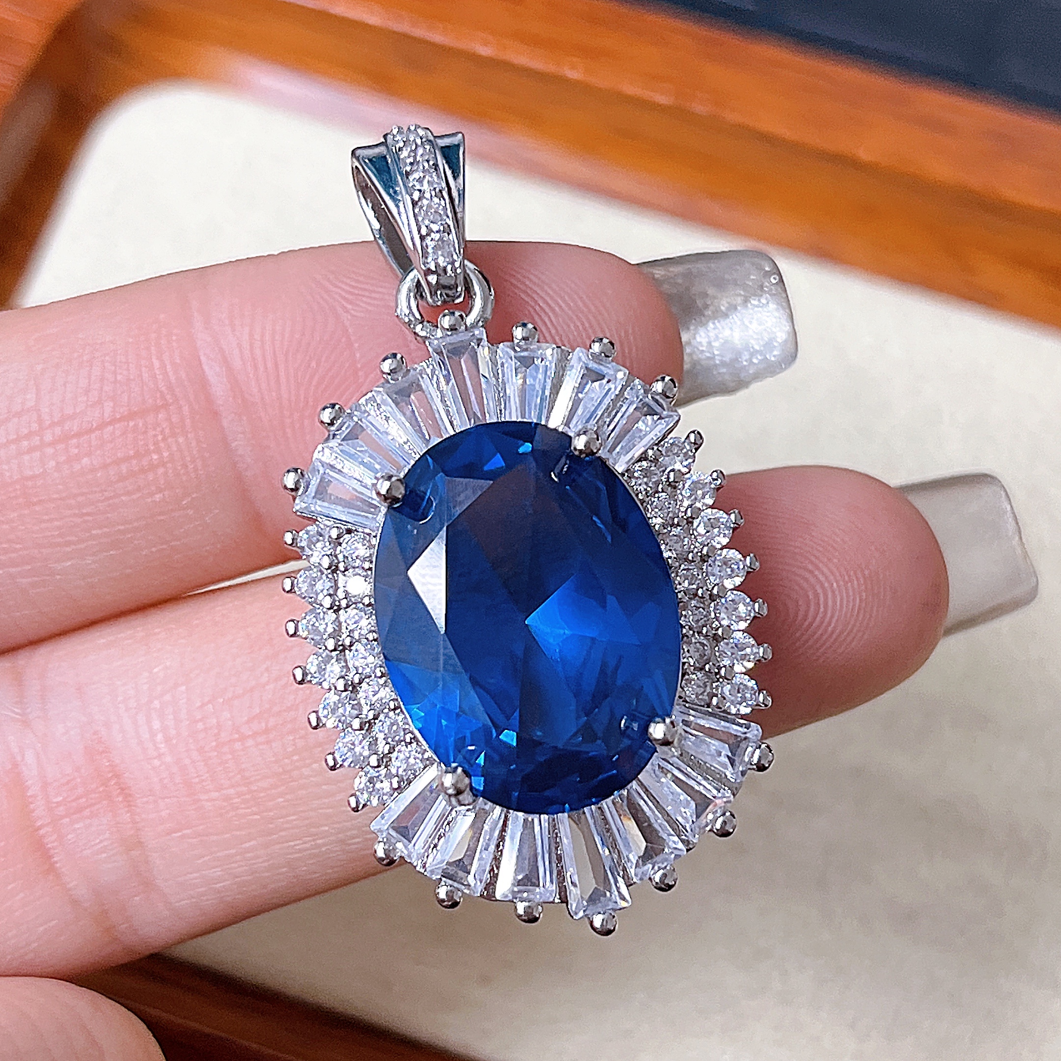 臻选吊坠 泰国春武里经典时尚设计款气质百搭蓝色吊坠ZCY31