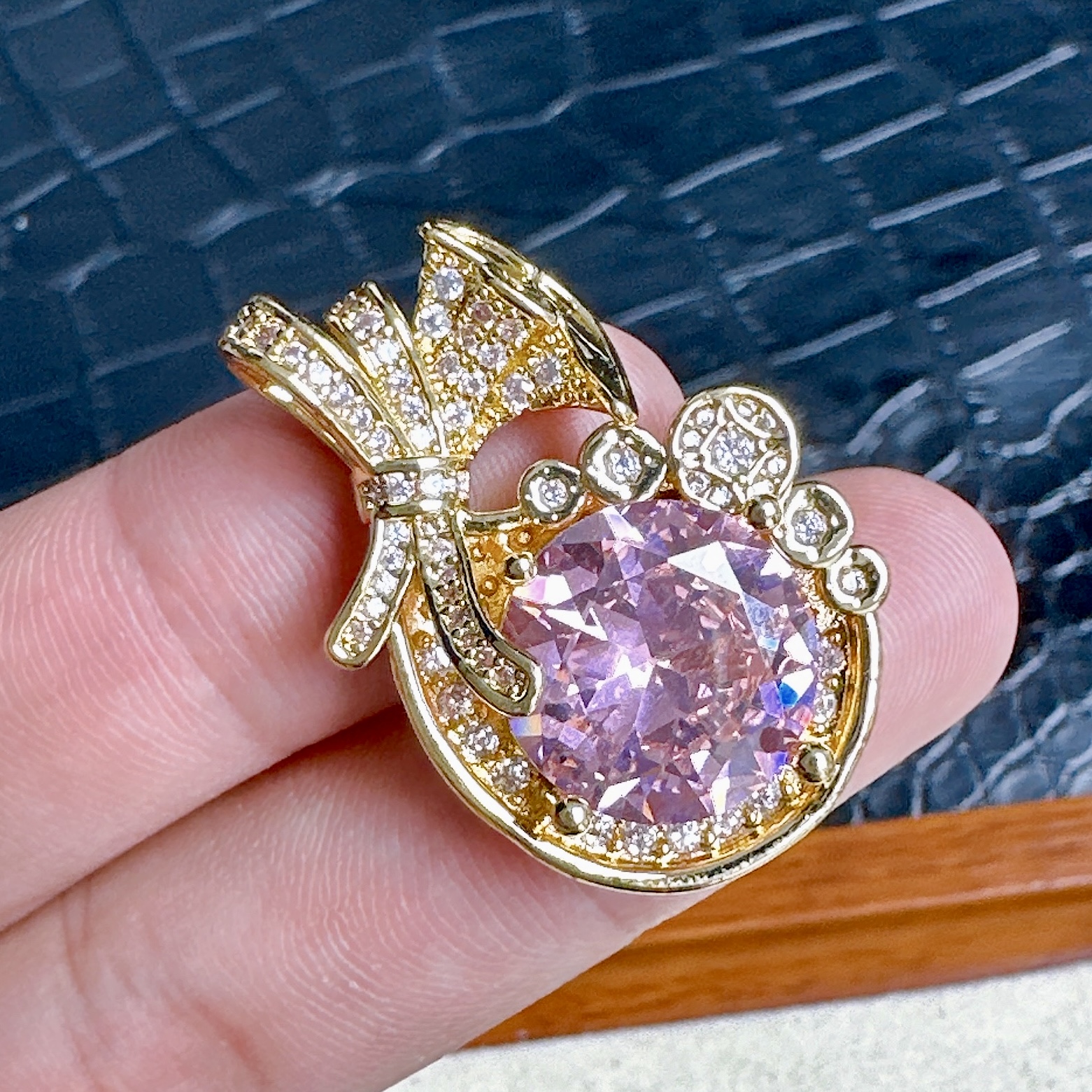 臻选吊坠 泰国春武里经典时尚百搭粉色吊坠M184