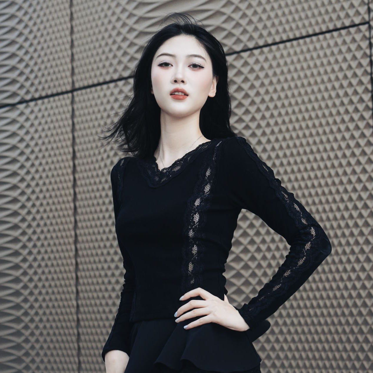 V领性感蕾丝边装饰弹力棉收腰T恤弹力显瘦气质修身短款透视上衣女