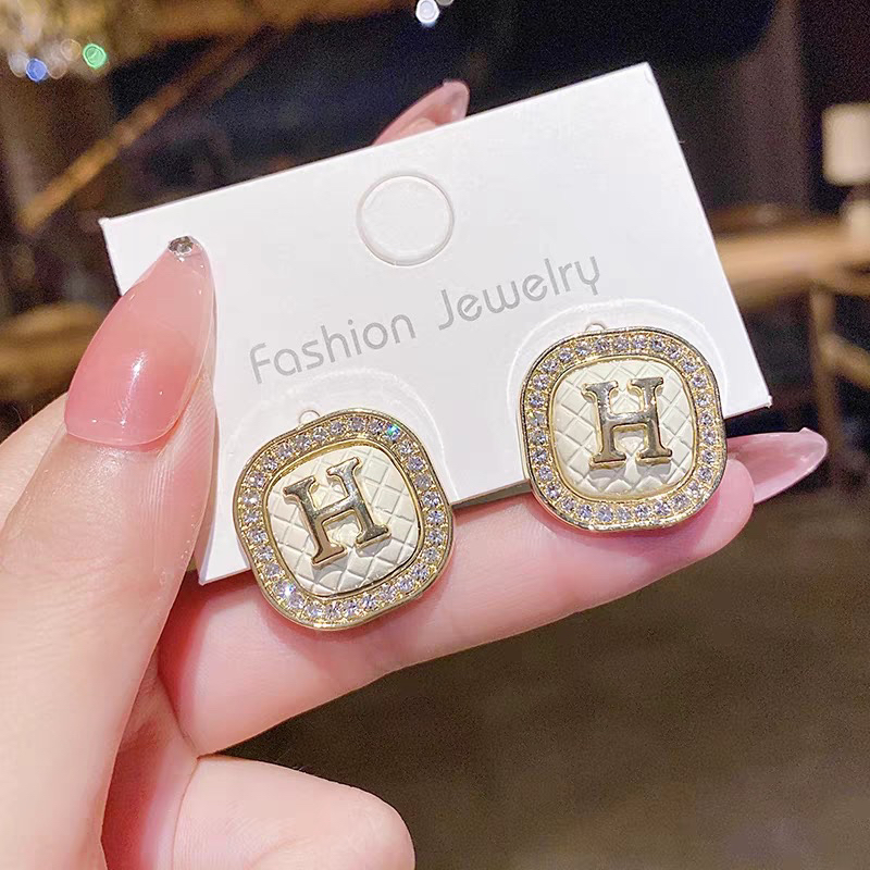 铜合金耳饰 轻奢H字母米白华夫高定气质大气女人味耳钉 A394