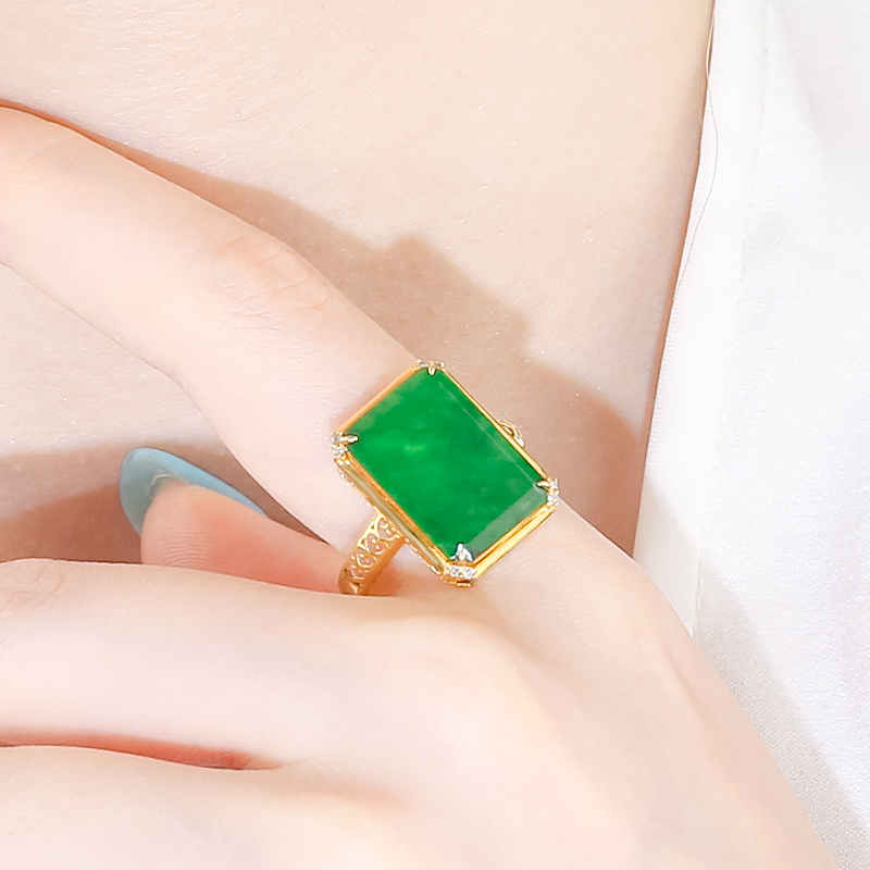 18K金镶天然翡翠A货大气经典满绿翡翠龙石种方牌无事牌戒指（竖向）