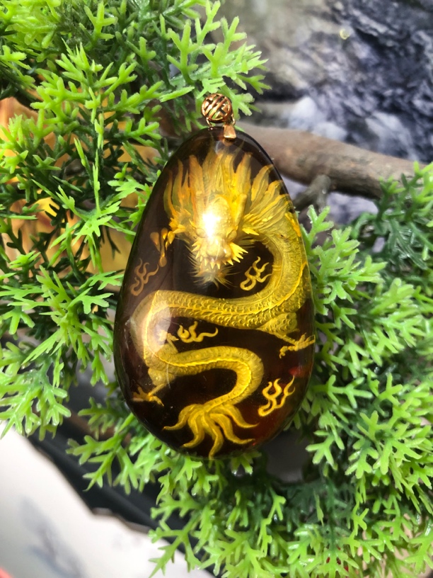 天然金镶琥珀大气龙元素雕刻水滴吊坠