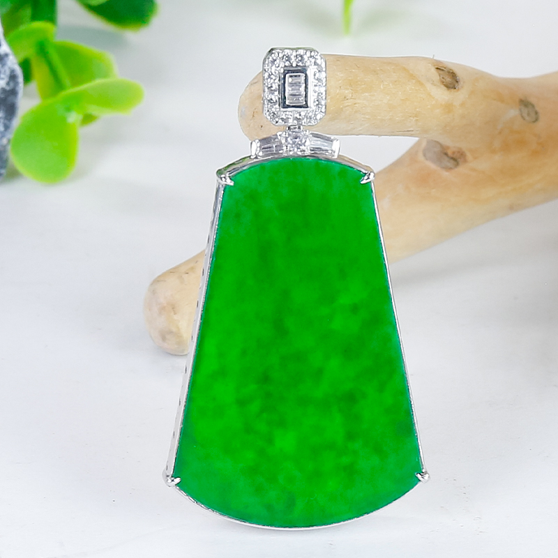 18K金镶天然翡翠A货时尚大气满绿翡翠龙石种扇形无事牌吊坠