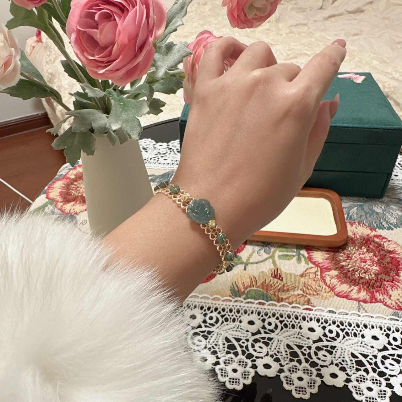 时尚珠宝翡翠玫瑰手环手工气质轻奢复古绿色金色编织女士百搭镶嵌
