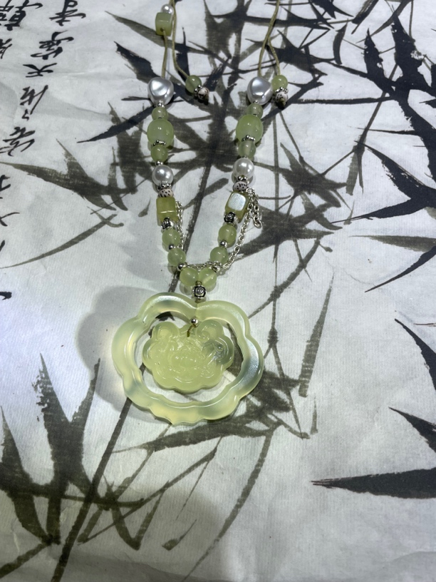 岫玉子母锁吊坠成品时尚新中式风格