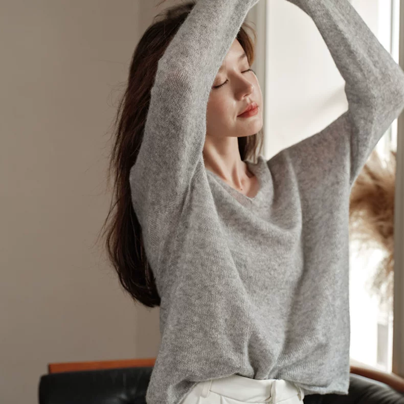 康赛妮白厂丝轻如薄翼2025秋冬新款V领山羊绒衫女毛衣打底桑蚕丝