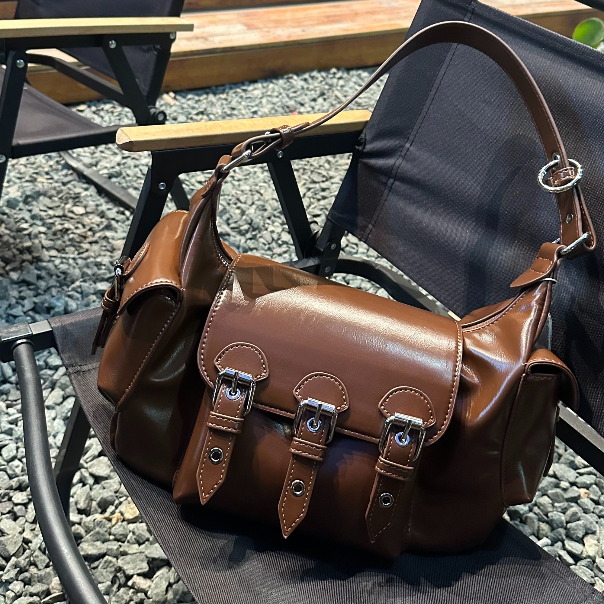 [七月堡包] 巧克力酷飒辣妹机车风腋下包拼接环扣多口袋包设计