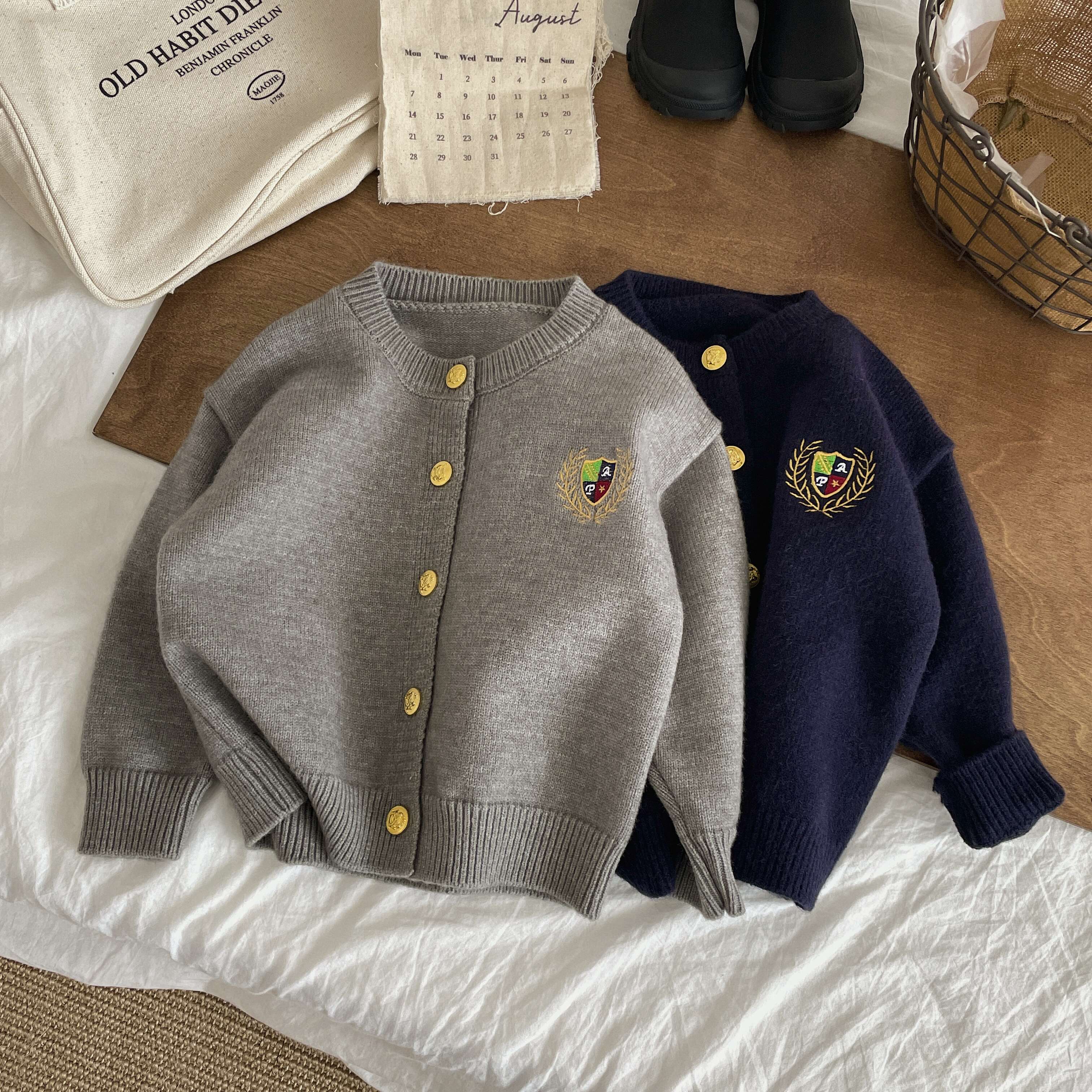 儿童毛衣开衫2025秋冬新款男女童学院风开衫上衣刺绣纯色百搭外套