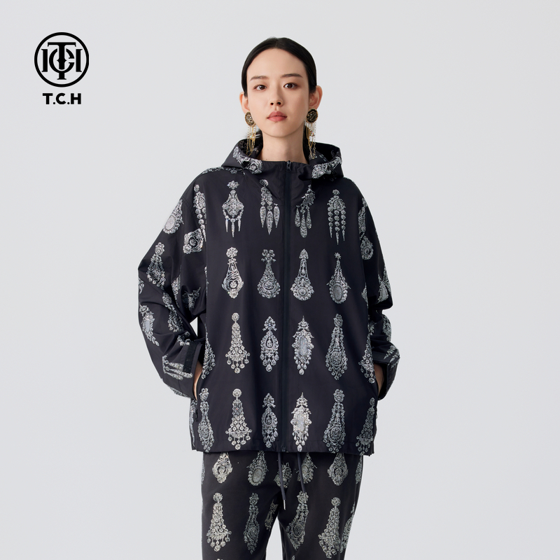 TCH服饰店播个性烫钻户外宽松连帽冲锋衣外套情侣装T72C276107