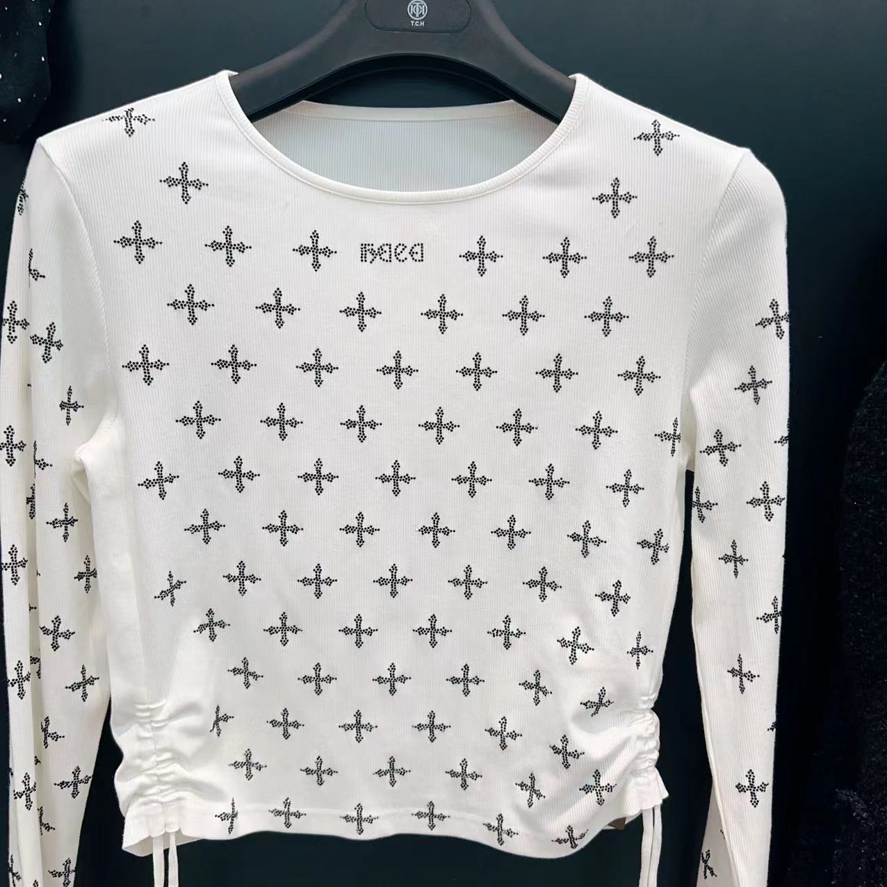 TCH服饰店播-TCH长袖带钻白色体恤T72A086052