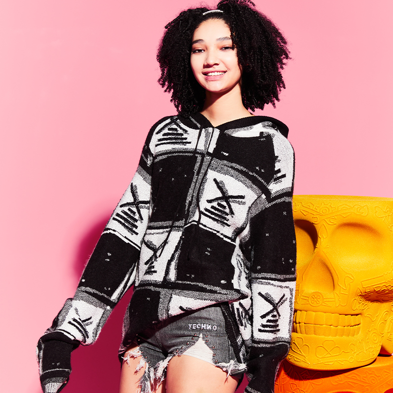 上海合生汇重工烫钻格纹长款连帽黑白色毛衣S69D098001