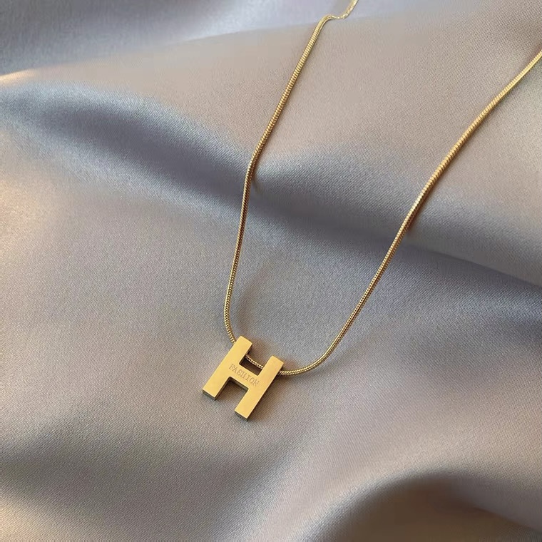 钛钢项链  时尚简约轻奢百搭英文字母H吊坠项链女配饰礼物不掉色