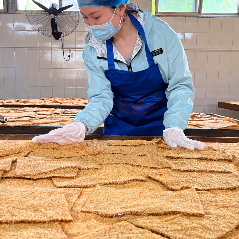 侯美丽推荐-香甜软糯有嚼劲怀旧零食手工制作软糖芝麻花生牛皮糖