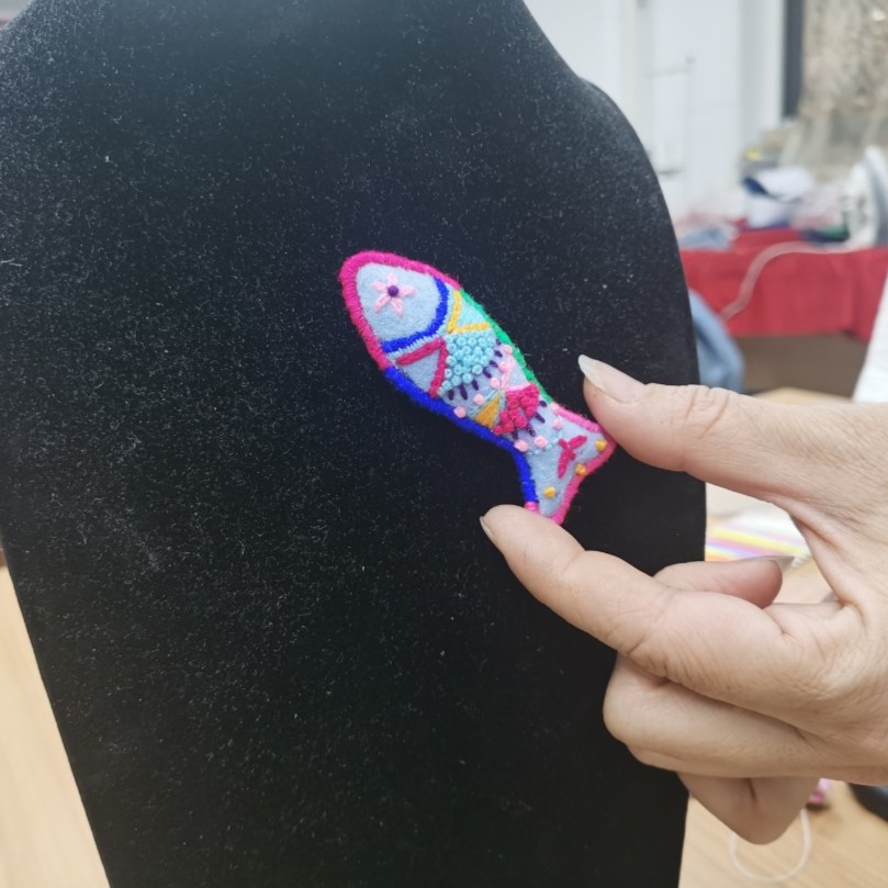 杨老师布艺 五彩吉祥鱼胸针