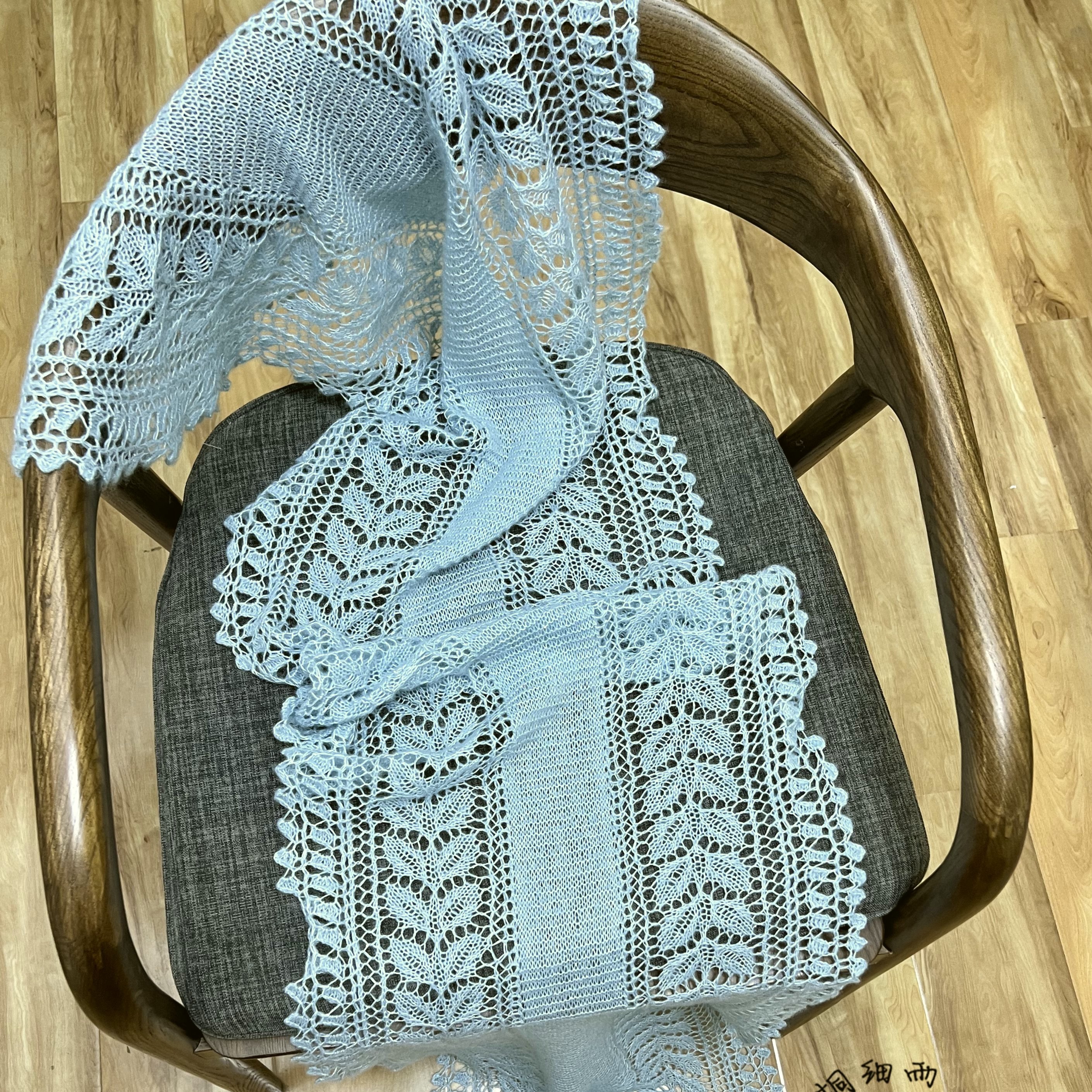 梧桐细雨  《  玫瑰叶》 手工编织优雅别致 披肩材料包（非成品）