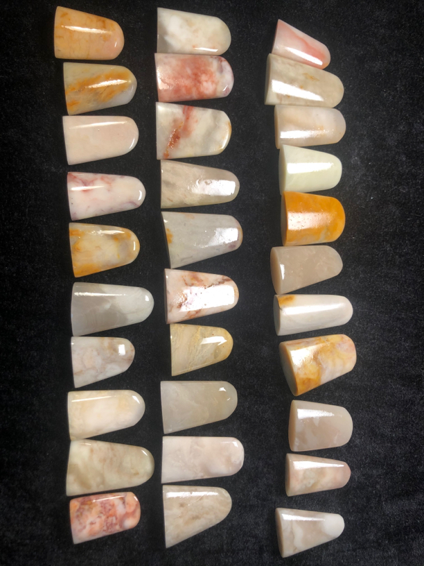 精品巴林彩冻石随形章，标价为10个的价格