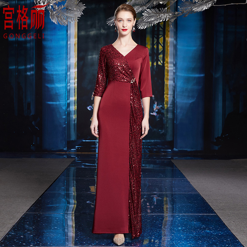 结婚妈妈装连衣裙2025秋季长款亮片深v领高端喜婆婆晚礼服酒红色