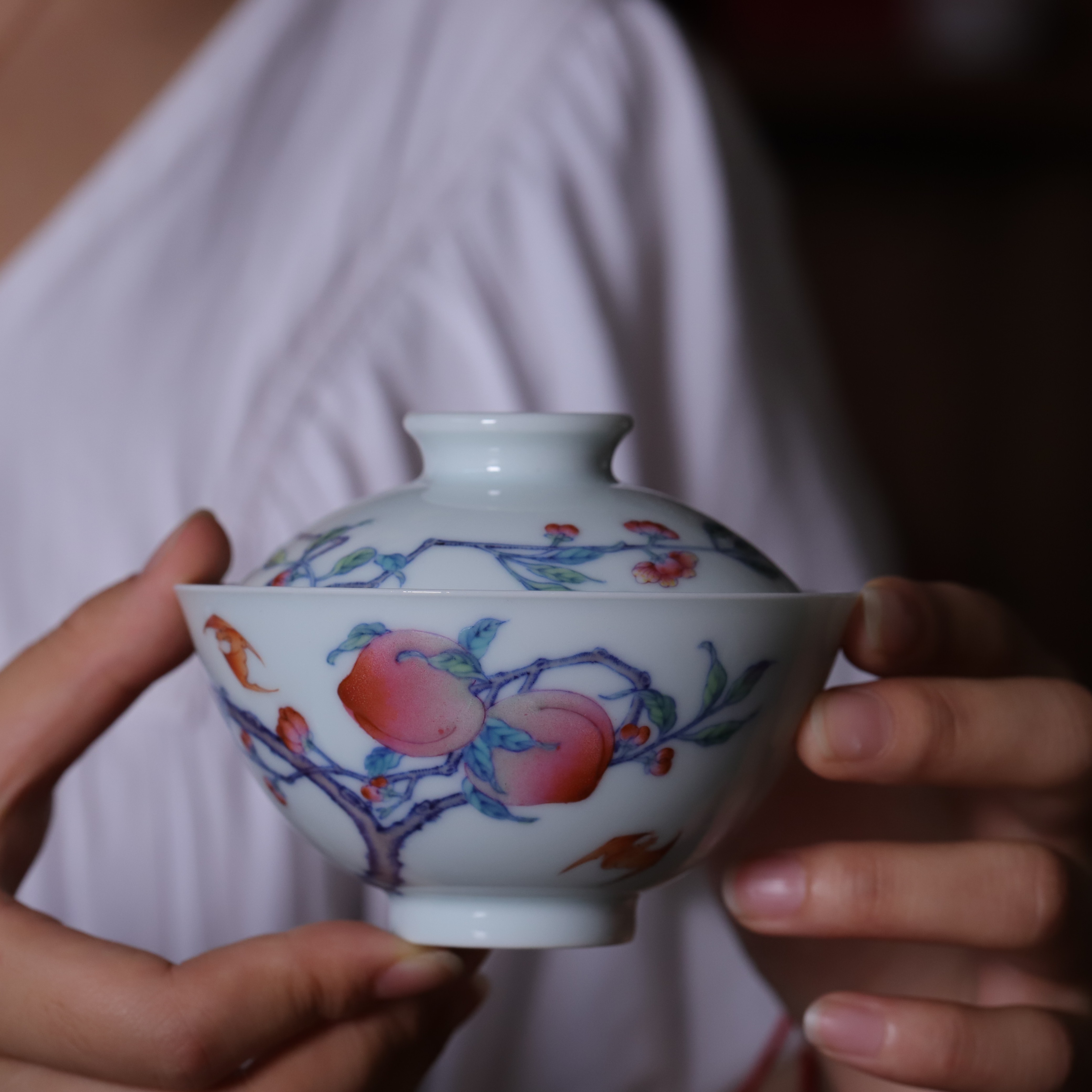 （神工妙造）小愚斋/ 斗彩寿桃纹盖碗 功夫茶器