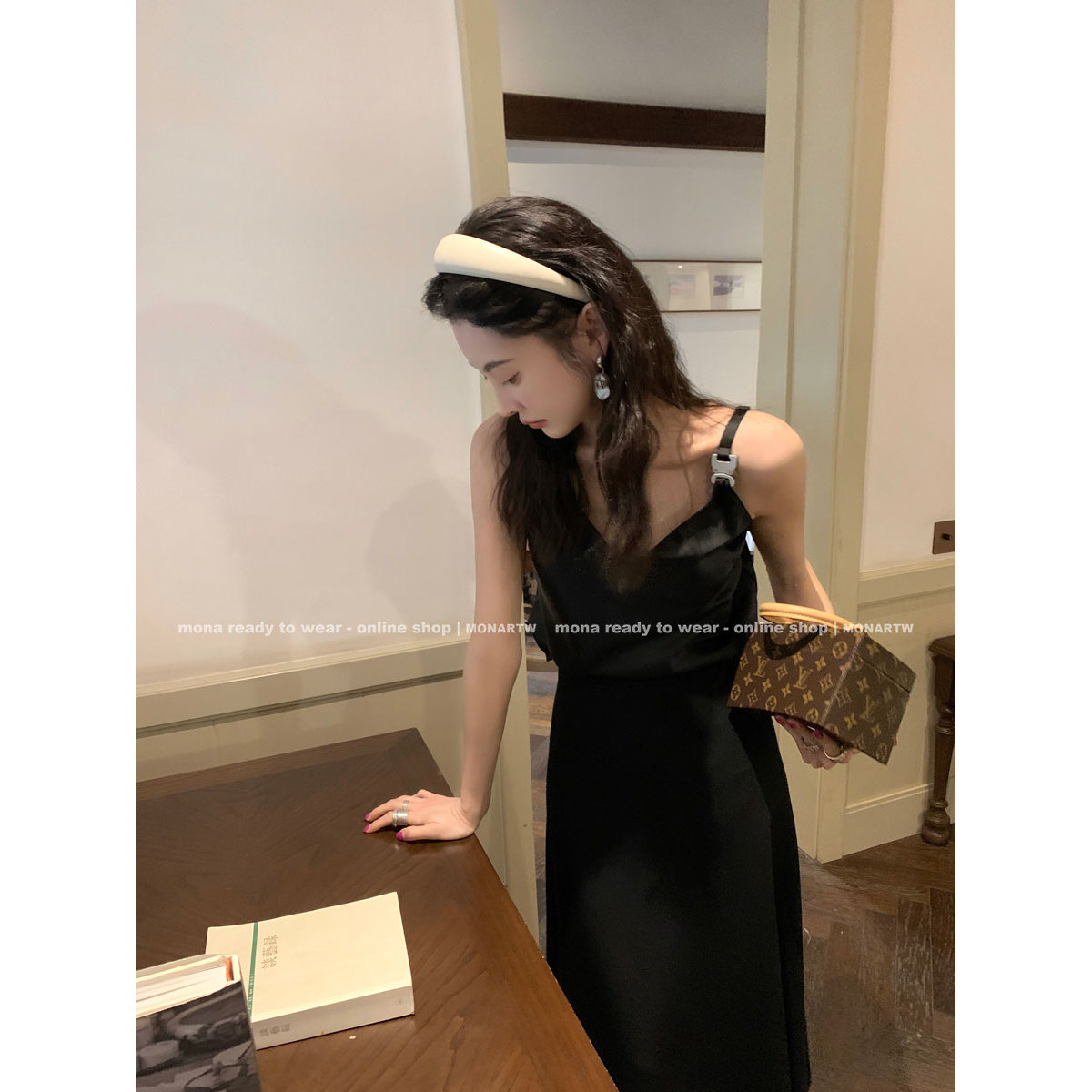 【MONA折扣款 】MONA知性大V领重工金属吊带背心 OU132069