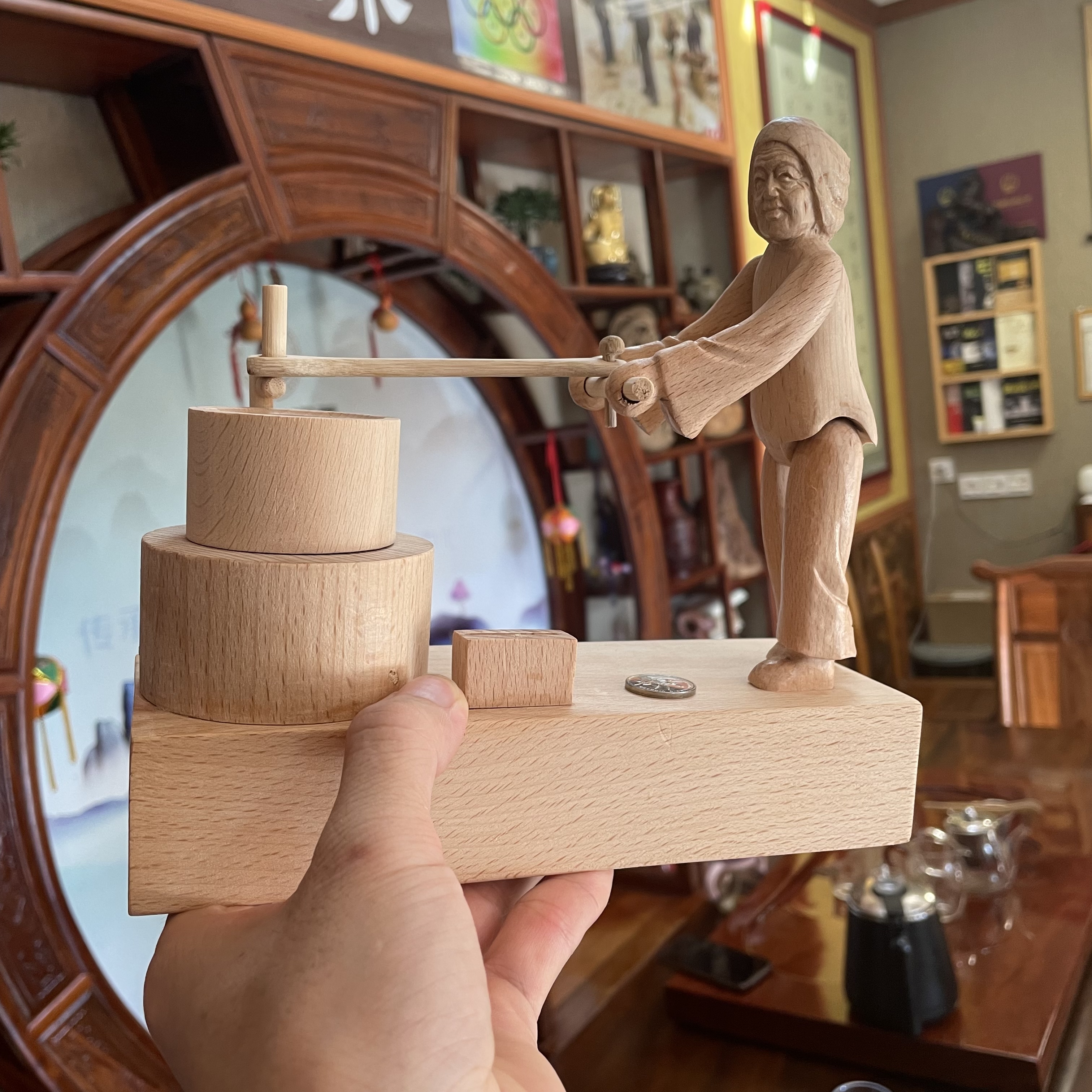 电动实木质有能使鬼推磨木头机器人创意摆件