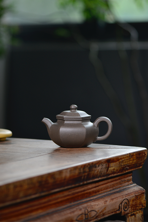 工艺师顾晨静制作《六方仿古》