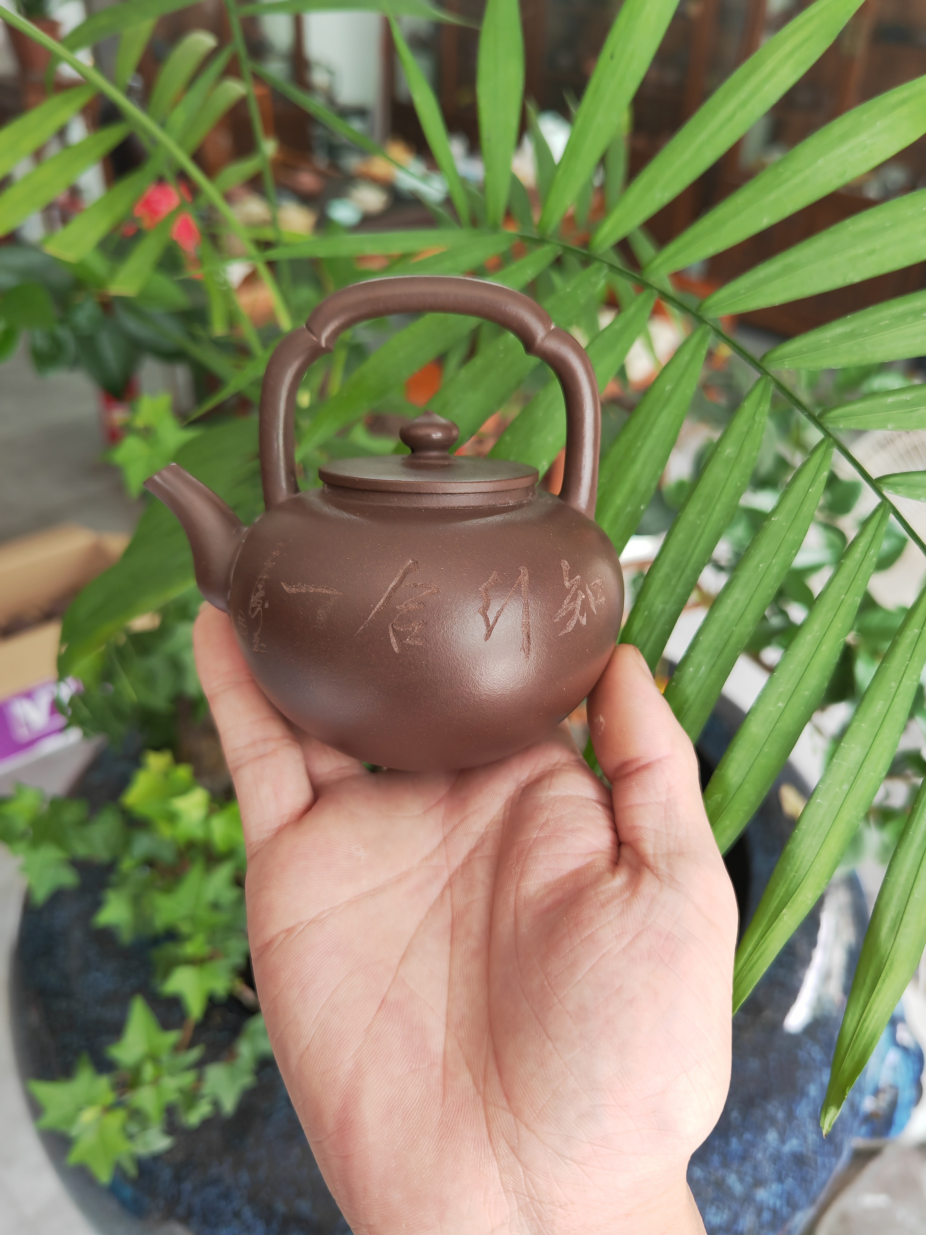 嘉靖提梁壶采用黄龙山原矿紫泥并由文人壶大师王涛刻绘