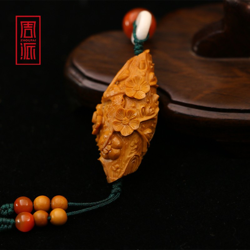 周派春毅核坊 腊梅报喜橄榄核单籽吊坠纯手工雕刻文玩国风挂件