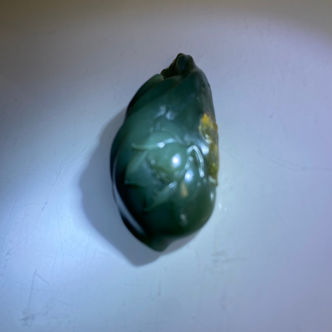 析木河磨玉随型雕刻荷花籽料皮子细腻和田透闪石材质辽宁手工