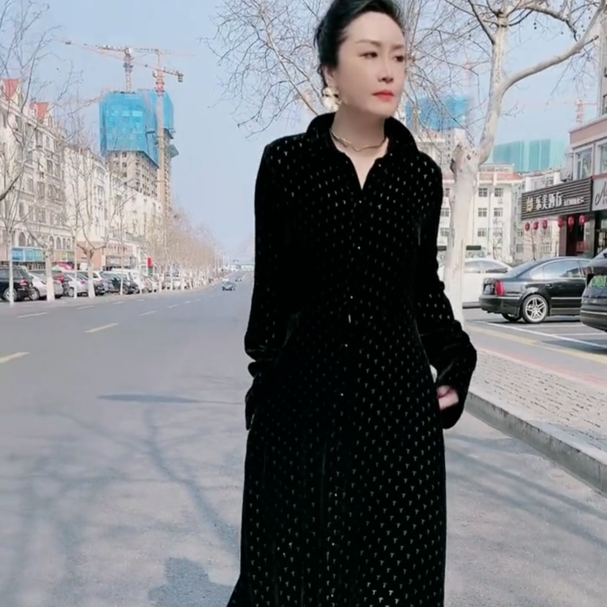 雕花丝绒长款连衣裙