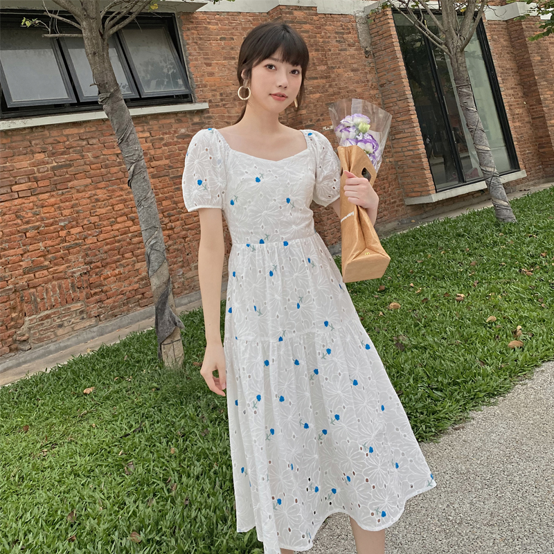 奈良方领泡泡袖连衣裙收腰显瘦女2024新款白色刺绣裙子法式2002