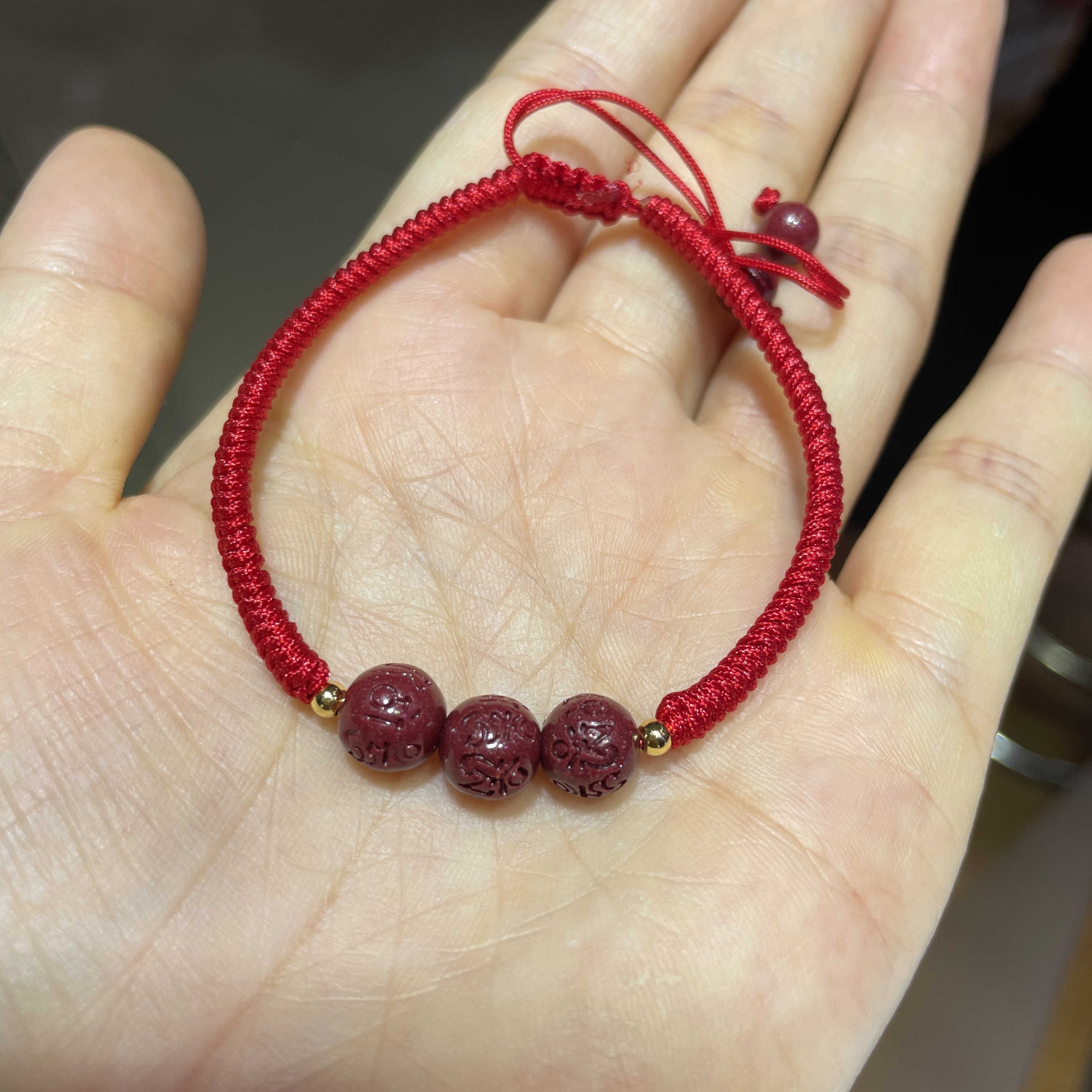 非金属布艺手链 纯手工编织本命年红绳手链，六字真言