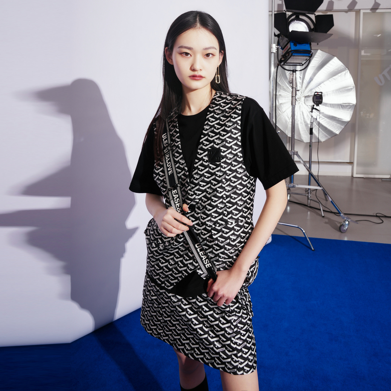 U/TI爱心logo满版玩偶马甲女装复古老花无袖上衣
