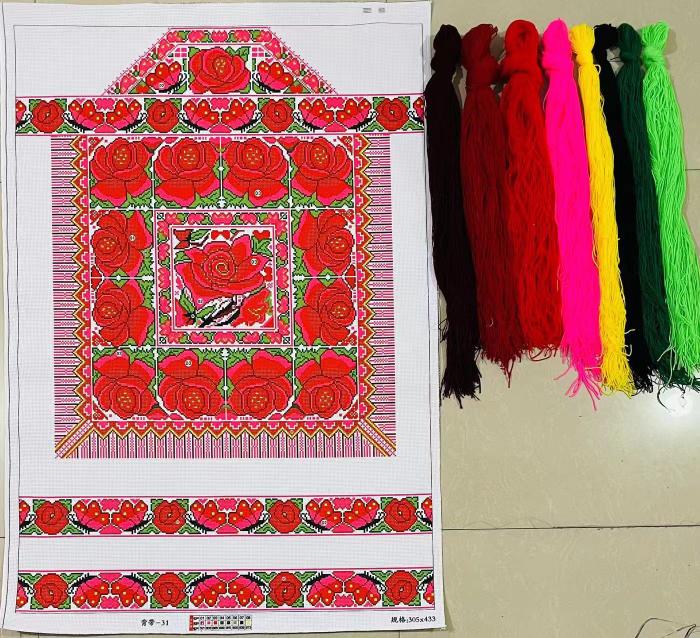 十字绣大背带。是布片，要自己绣的。