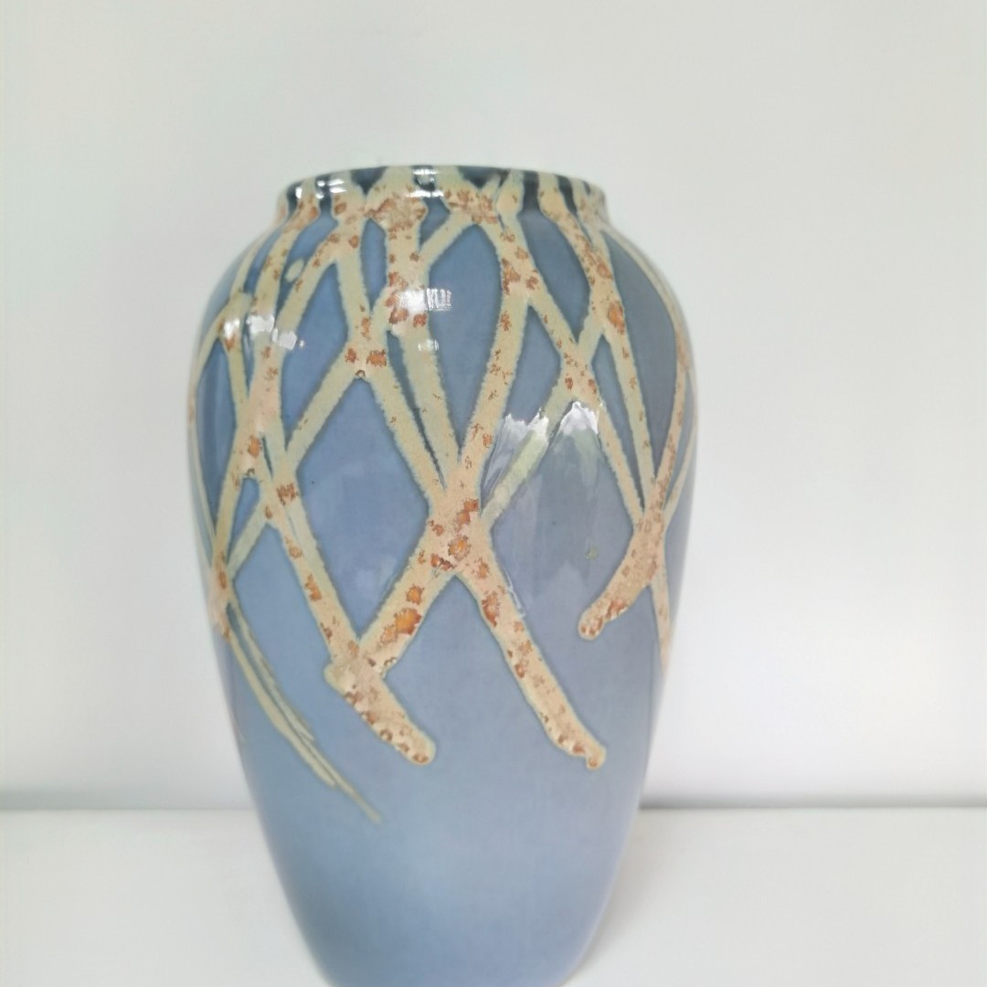 景德镇    矮的中号花瓶看好再拍 高27公分，口径9公分