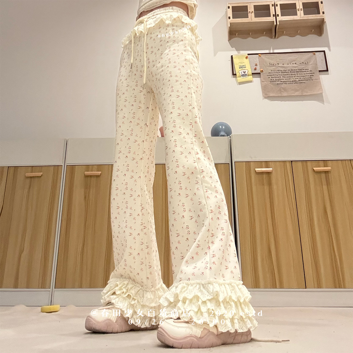 秋冬新款出游芭蕾风碎花微喇裤子复古蕾丝蛋糕花边修身显瘦中高腰