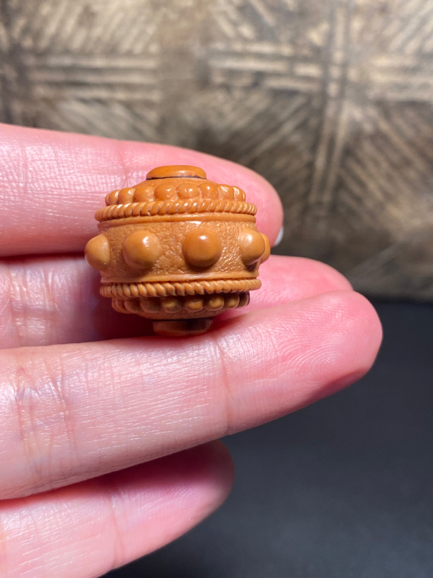 橄榄核雕，转金桶